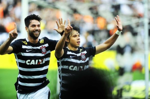 Romero e Felipe comemorando na goleada de 6 a 1 sobre o São Paulo, em 2015, na Neo Química Arena