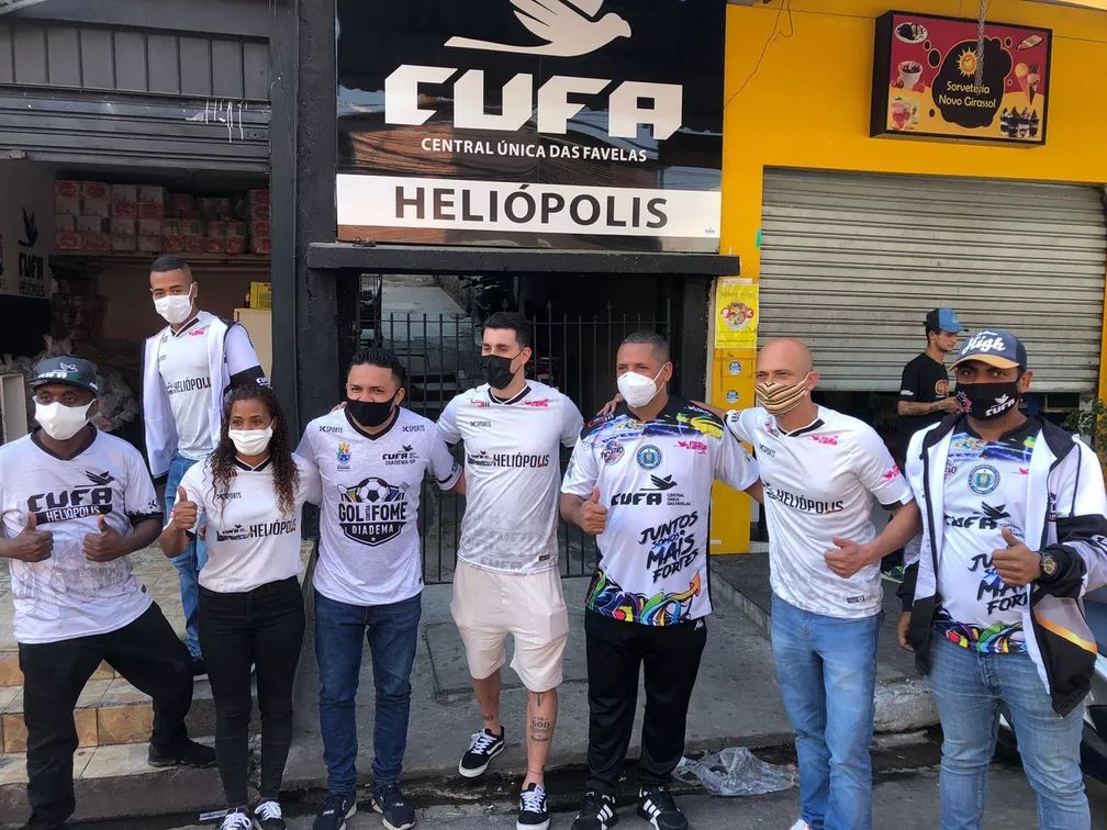 Danilo Avelar em frente à sede da CUFA, em Heliópolis, junto a integrantes da organização. (Foto: Reprodução/Instagram)