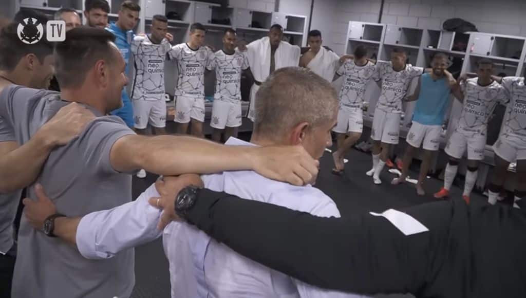 A Corinthians TV divulgou vídeo mostrando os bastidores da vitória por 1 a 0 sobre o Athletico-PR na Arena da Baixada. (Foto: Divulgação)