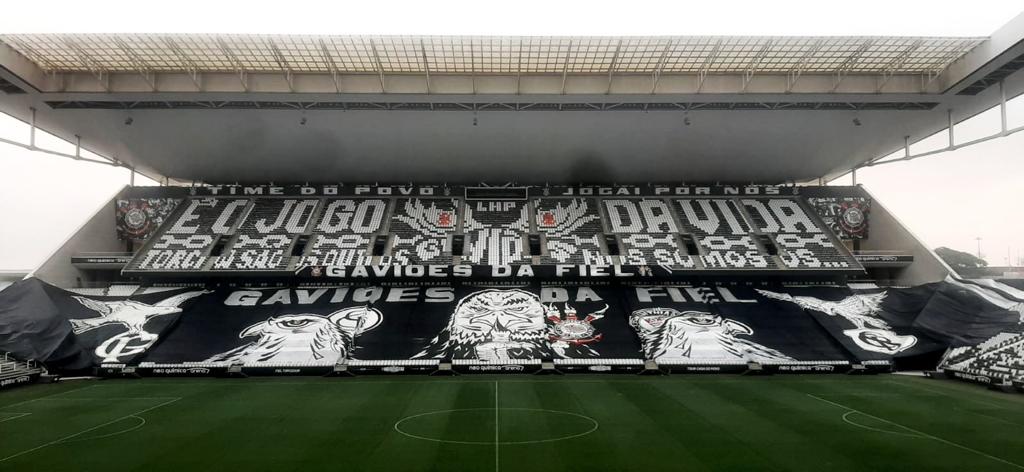 A maior torcida organizada do Corinthians montou o mosaico e estendeu o Bandeirão 5 na Neo Química Arena durante a madrugada. (Foto: Reprodução/Twitter @gavioesoficial)