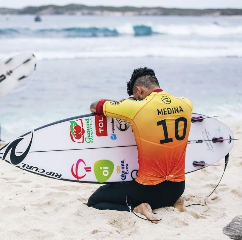 Em final entre dois torcedores do Corinthians, Gabriel Medina venceu Filipe Toledo e conquistou o tricampeonato mundial de surf no WSL, nesta terça (14). (Foto: Reprodução/Instagram)