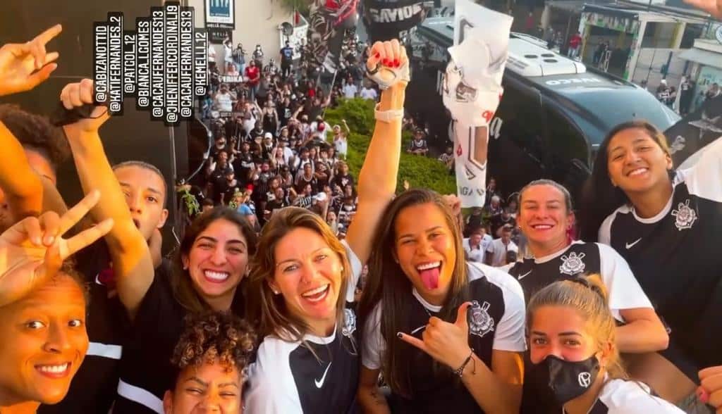 As torcidas organizadas do Corinthians foram cantar e apoiar o time feminino para o Derby da final do Brasileirão. (Foto: Reprodução/Instagram @vicalbuquerq)