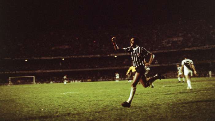 Basílio comemora o gol que garantiu o troféu do Campeonato Paulista de 1977, um dos mais importantes do Corinthians.