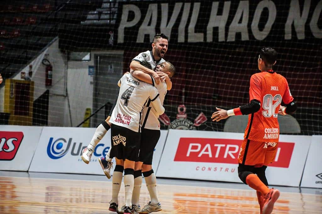 Com gols de Tatinho, João Victor e três do capitão Deives, o Corinthians venceu o Jaraguá e se classificou para a próxima fase da LNF. (Foto: Pedro Paulo Diaz/TenClicks)