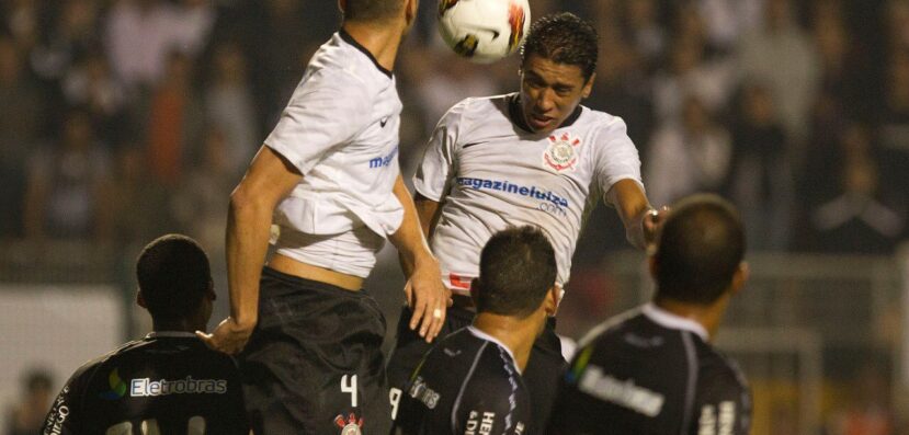 Paulinho sobe mais que todo mundo pra fazer gol histórico em 2012 (Foto: Daniel Augusto Júnior/ Agência Corinthians)