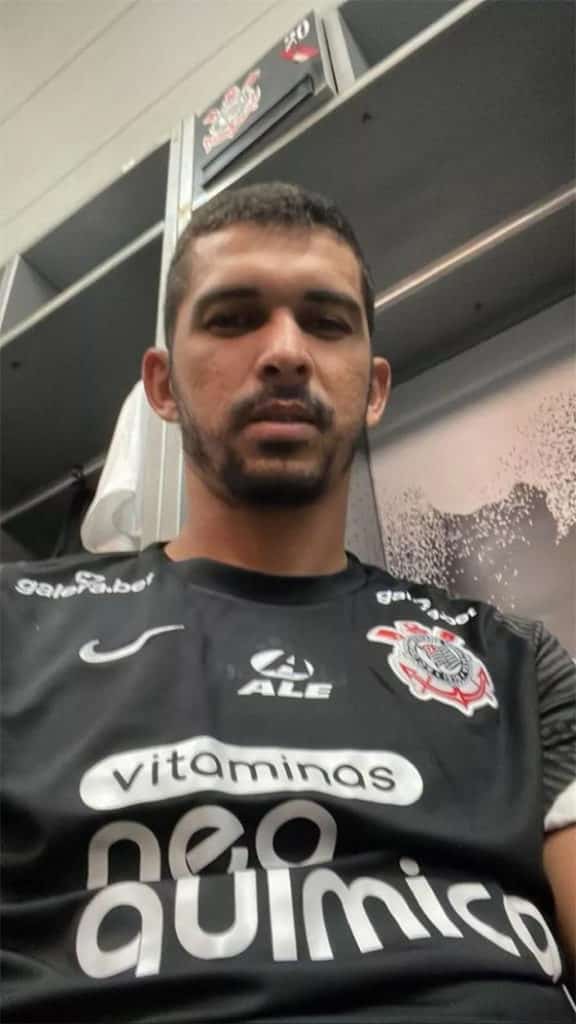 O Corinthians ainda não anunciou Bruno Melo mas ele já apareceu usando camisa do clube (Foto: Reprodução)