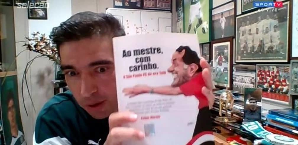 Abel Ferreira mostra livro sobre Telê Santana (Foto: Reprodução/Sportv)