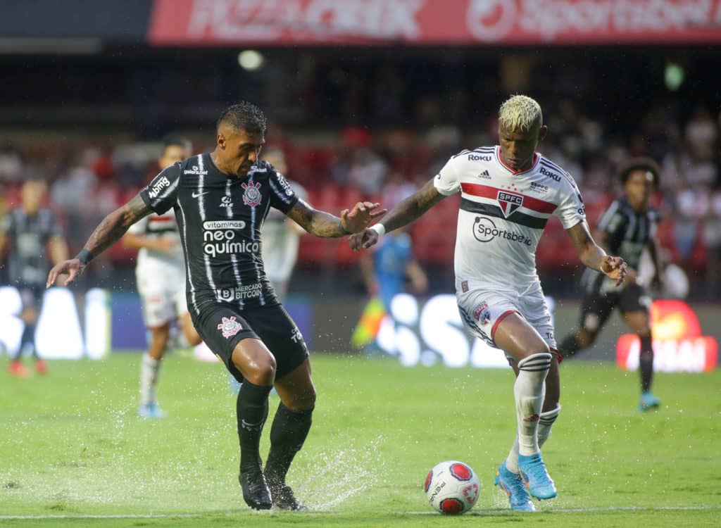 Paulinho durante o clássico pelo Corinthians (Foto: Rodrigo Coca/Agência Corinthians)