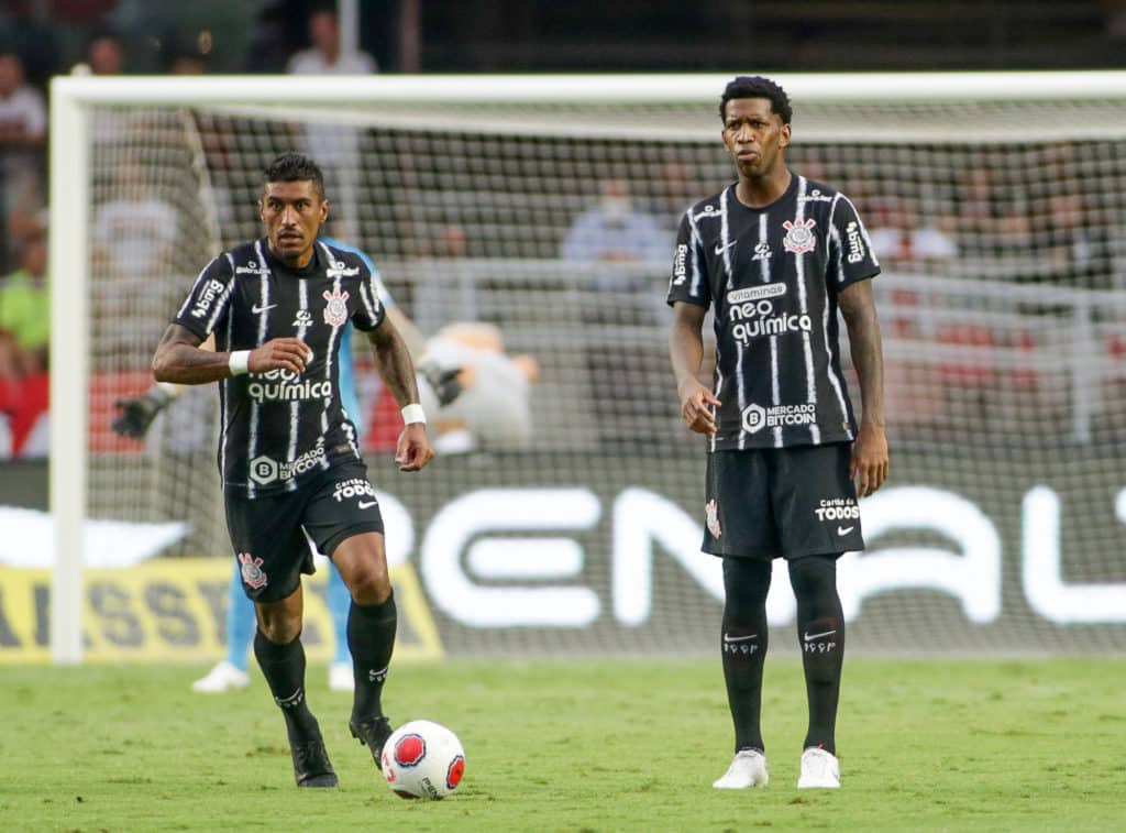 Paulinho e o zagueiro Gil em campo pelo Corinthians (Foto: Rodrigo Coca/Agência Corinthians)
