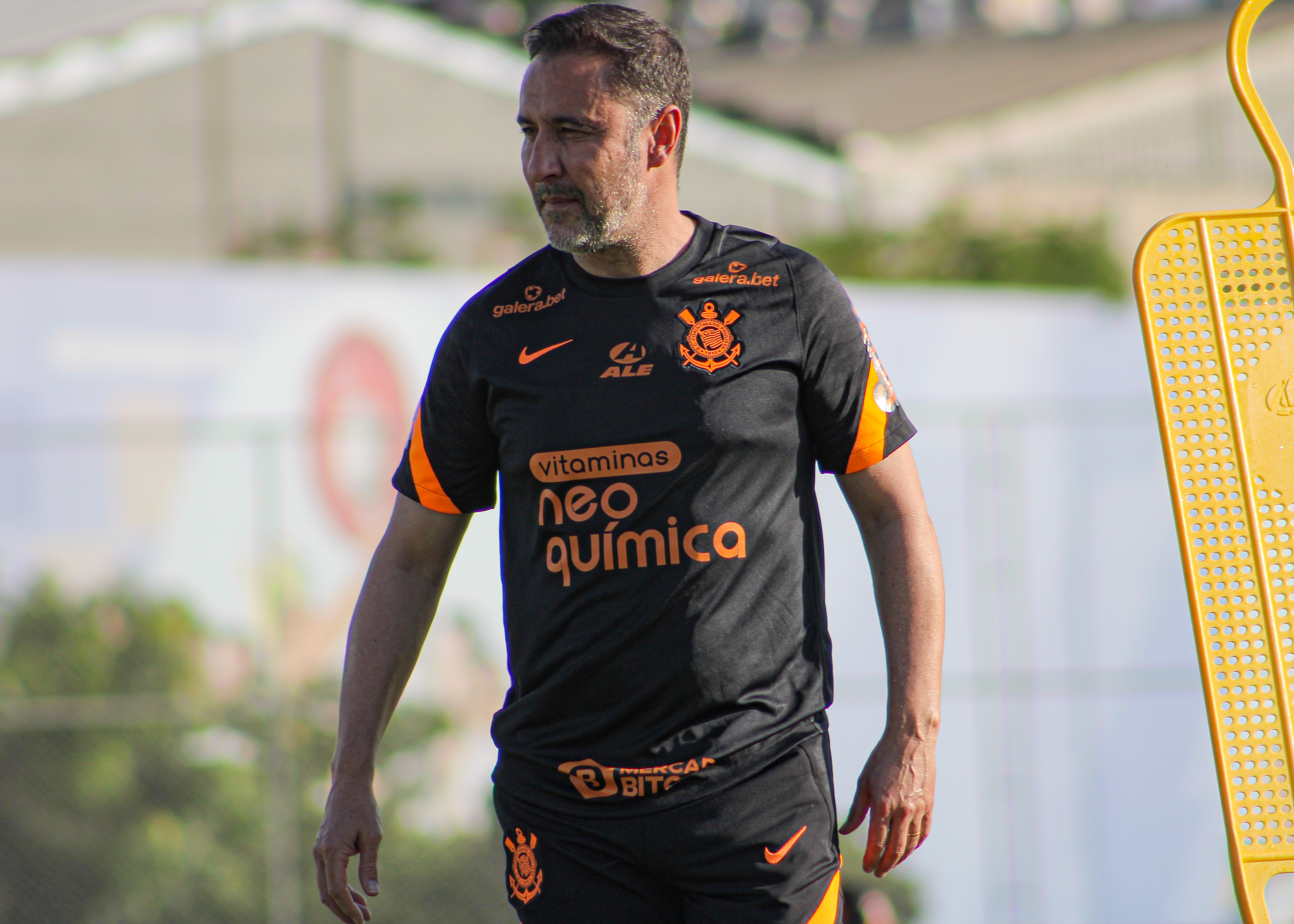 Vítor Pereira treinando o Corinthians (Foto: Felipe Szpak - Agência Corinthians)