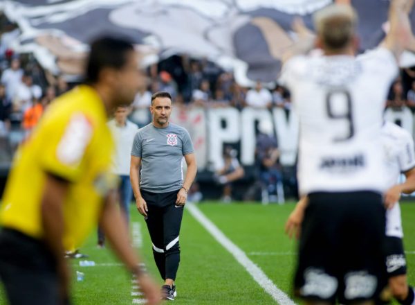 Corinthians vence Fortaleza sem mostrar ímpeto de jogo, mas esquema pode funcionar a longo prazo. 