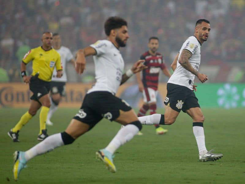STJD adverte Corinthians por sinalizadores na final da Copa do Brasil