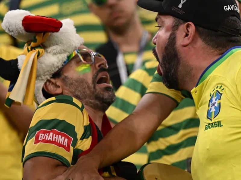 Torcedores do Brasil tentam impedir faixa da Gaviões da Fiel antes de jogo contra a Suíça