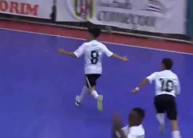 Henrique fez golaço em goleada que garantiu o título do Paulistão sub-12 de Futsal. (Foto: Reprodução)
