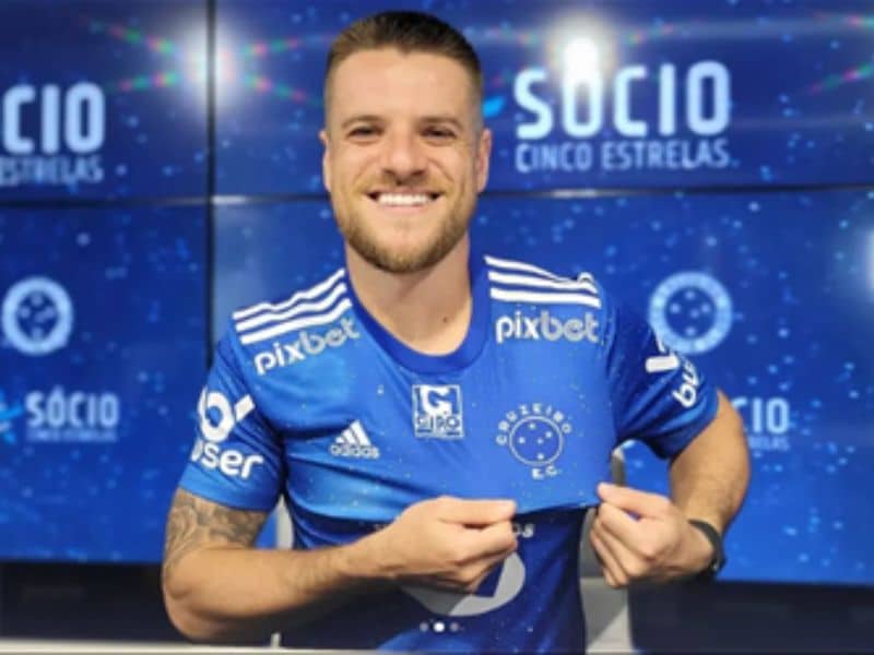 Cruzeiro anuncia a contratação do volante Ramiro, ex-Corinthians