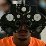 Jogadores do Corinthians realizam exames oftamológicos antes de iniciar dia de treino