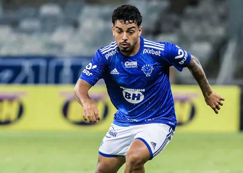 Atitude deixou parte da torcida ansiosa pois o lateral vem negociando com o alvinegro. (Foto: Gustavo Aleixo / Cruzeiro)