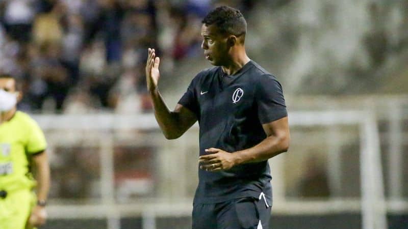 Fernando Lázaro avalia partida do Corinthians: 'gramado não deu melhores condições'