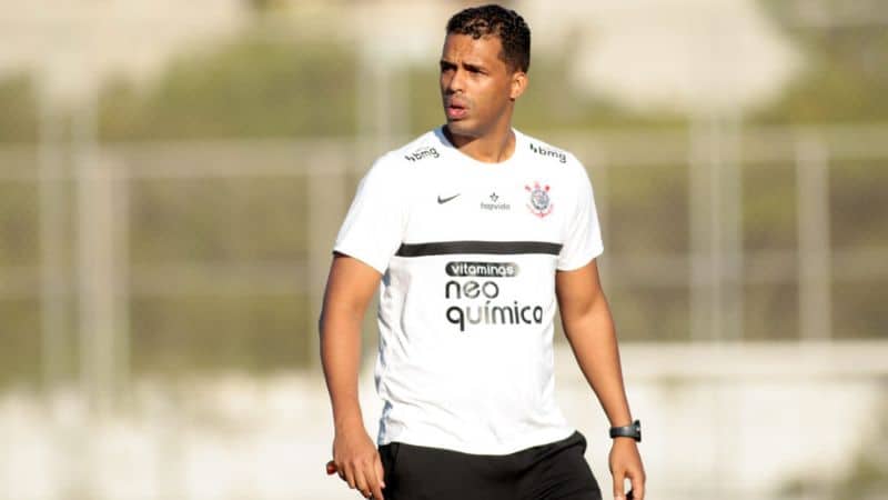 Fernando Lázaro avalia partida do Corinthians: 'gramado não deu melhores condições'