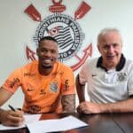 Corinthians renova com o goleiro Carlos Miguel; veja detalhes