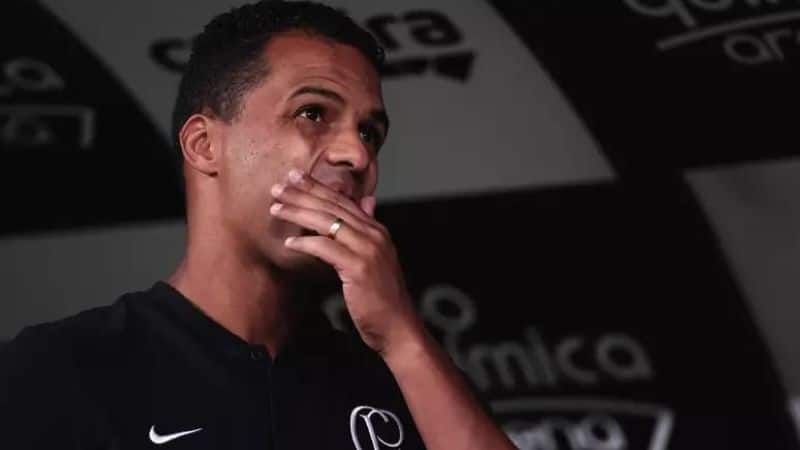 Fernando Lázaro reconhece falta de domínio do Corinthians fora de casa, mas destaca busca pelo 'equilíbrio'