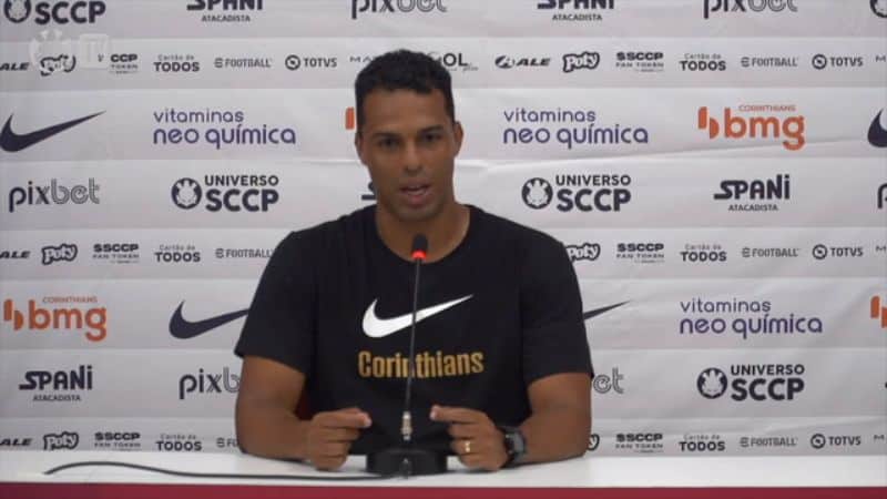 Fernando Lázaro reconhece falta de domínio do Corinthians fora de casa, mas destaca busca pelo 'equilíbrio'