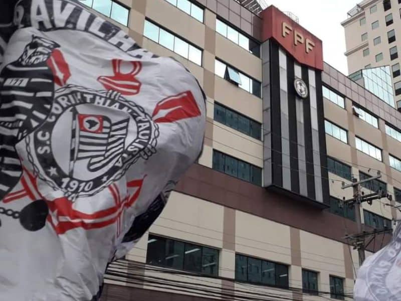 Torcida do Corinthians realiza protesto em frente à sede da FPF contra preço dos ingressos