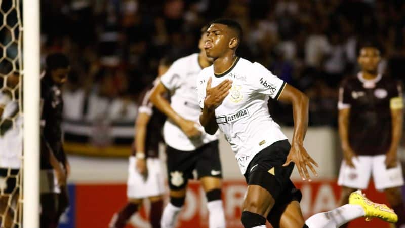Danilo elogia atacantes na goleada do Corinthians sobre a Ferroviária: 'Todos têm qualidade'