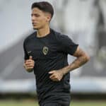 Corinthians acerta renovação de contrato do zagueiro Caetano