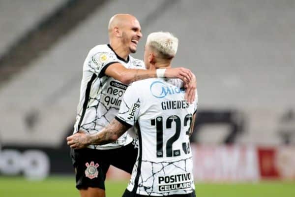 Róger Guedes exalta relação com Fábio Santos e comenta início no Corinthians: 'por causa dele'