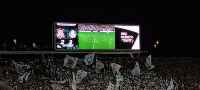 Em clássico cheio de gols, Corinthians arranca o empate