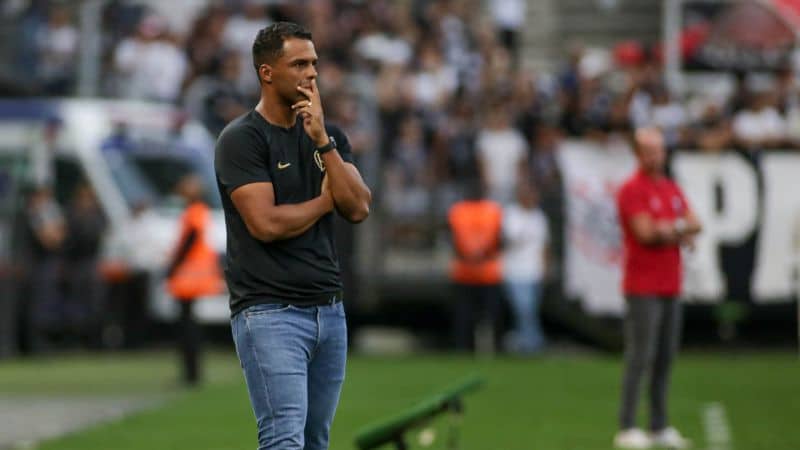 Fernando Lázaro elogia zagueiros do Corinthians e diz ter dúvida no setor para a sequência da temporada 2023
