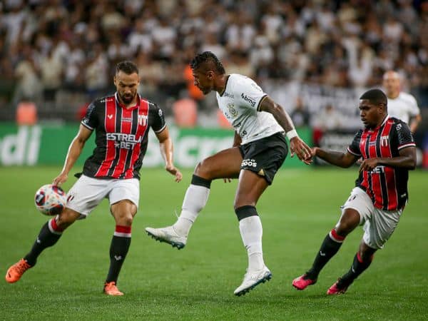Corinthians: Paulinho protagoniza cena emocionante em seu retorno a Neo Química Arena após 9 meses fora