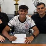 Corinthians assina contrato com jóia da base; veja detalhes