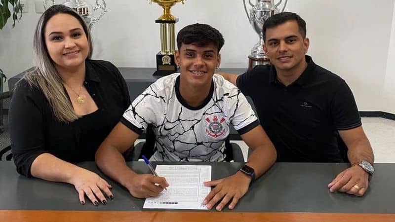 Corinthians assina contrato com jóia da base; veja detalhes