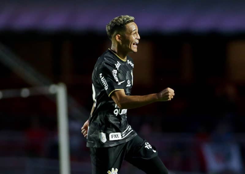 Adson tem mais uma coisa a comemorar, pois seu rendimento também melhorou junto com o time. (Foto: Rodrigo Coca / Ag Corinthians)