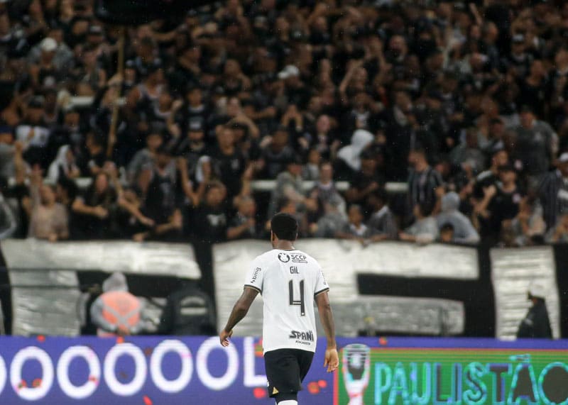 Gil até vacilou nos gols palmeirenses, mas conseguiu assegurar o empate no Derby. (Foto: Rodrigo Coca / Ag Corinthians)