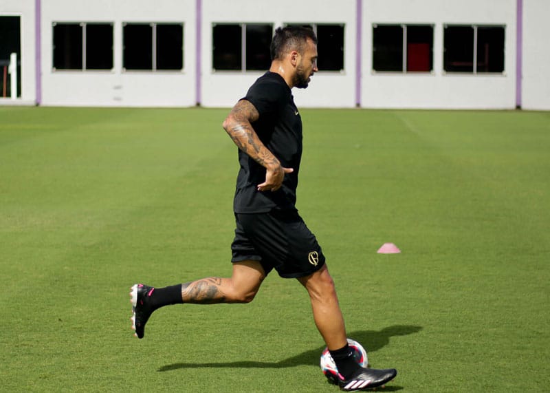 Maycon voltou a treinar com bola enquanto se recupera de uma lesão na coxa. (Foto: Rodrigo Coca / Ag Corinthians)