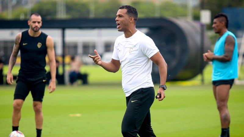 Corinthians faz treino tático de olho no Botafogo