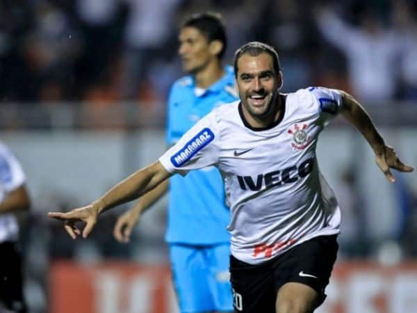 Ação com torcedores do Corinthians elege gol preferido de Danilo e leva fãs para recriar jogada com o craque