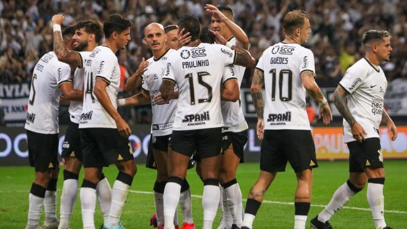 Jogadores do Corinthians comemorando vitória