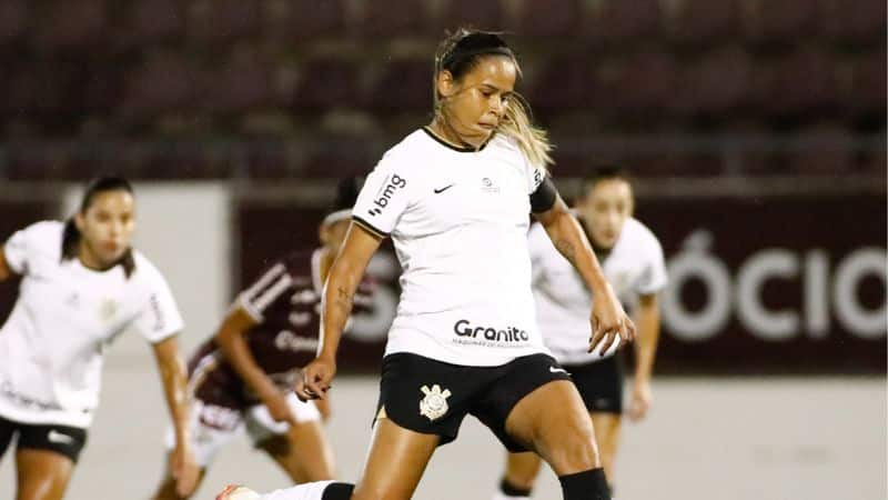Corinthians renova com meia-atacante destaque da temporada de 2023