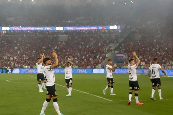 Jogadores do Corinthians aplaudindo a torcida