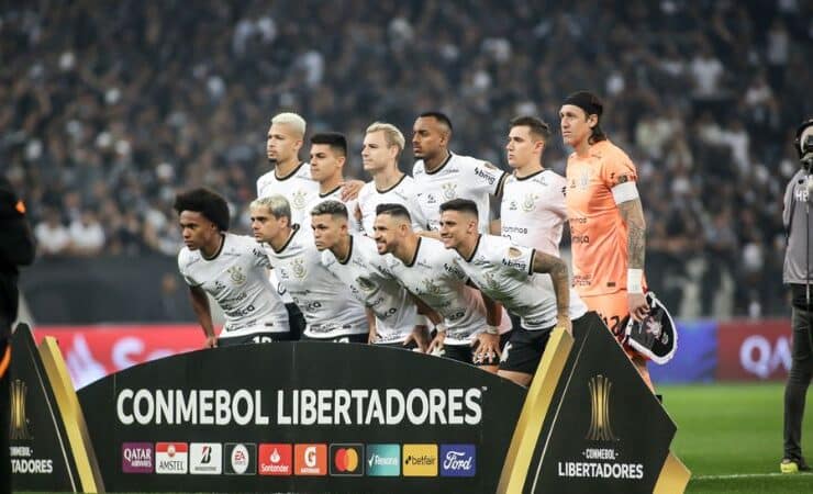 Time do Corinthians posado para jogo da Libertadores da América 2022