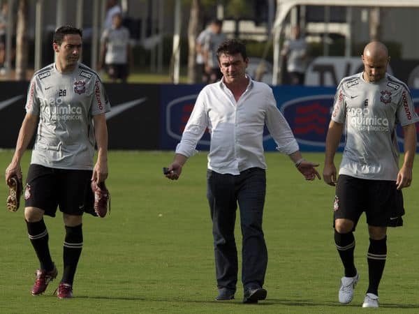 Ex-zagueiro do Corinthians dispara sobre André Sanchez: ''Covarde é você!''