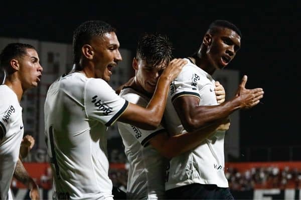 Felipe Augusto marca, e Corinthians vence Flamengo na estreia do Brasileiro Sub-20