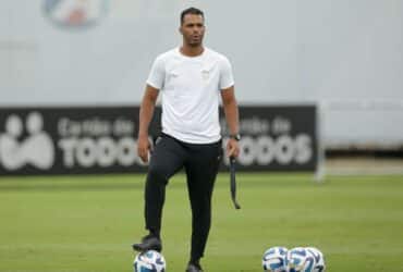 Corinthians finaliza semana de treinos com palestra e media day