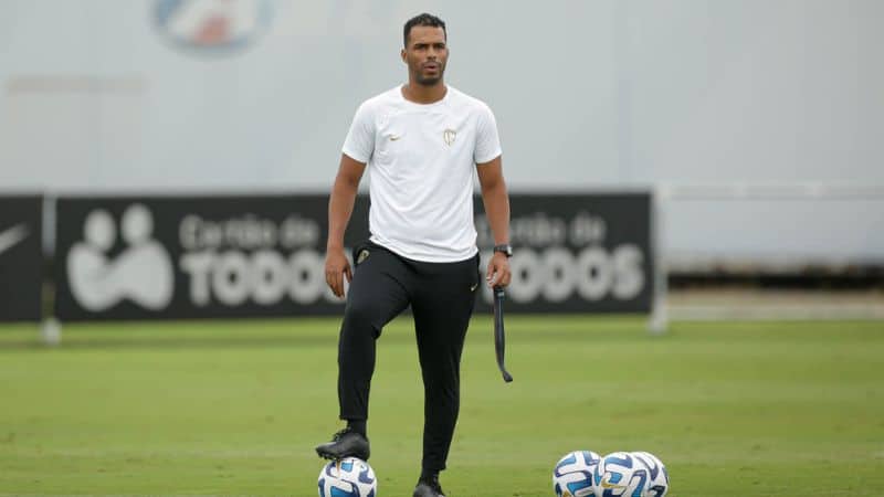Corinthians finaliza semana de treinos com palestra e media day