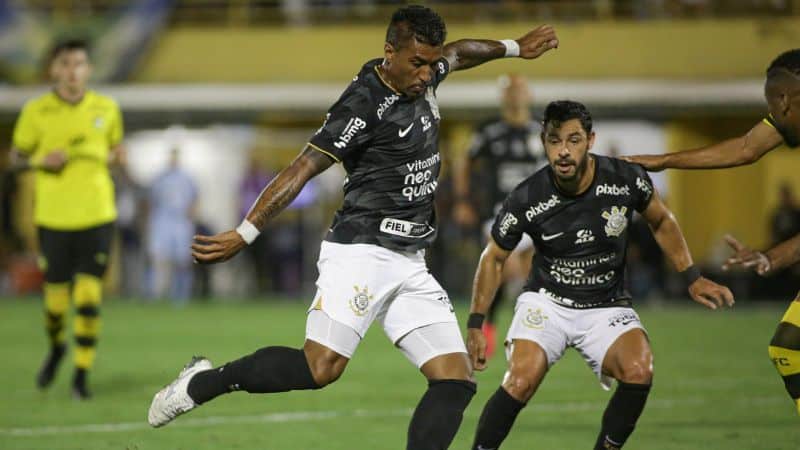 Fernando Lázaro exalta Paulinho após gol marcado na partida do Corinthians contra o Santo André