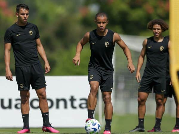 Giovane, Pedrinho e Guilherme Biro treinando entre os profissionais do Corinthians